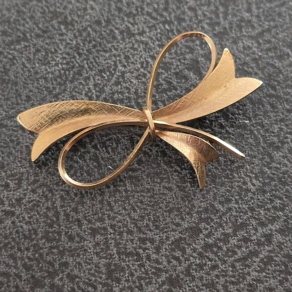 Vintage Carl Art Bow Brooch – Gold Tone Ribbon Pin Signed CA with Arrow - Picture 1 of 3